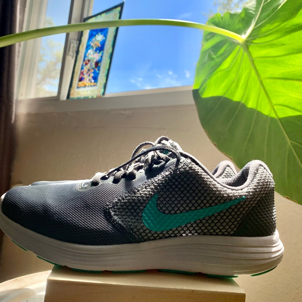 Nike Revolution 3 Sneakers